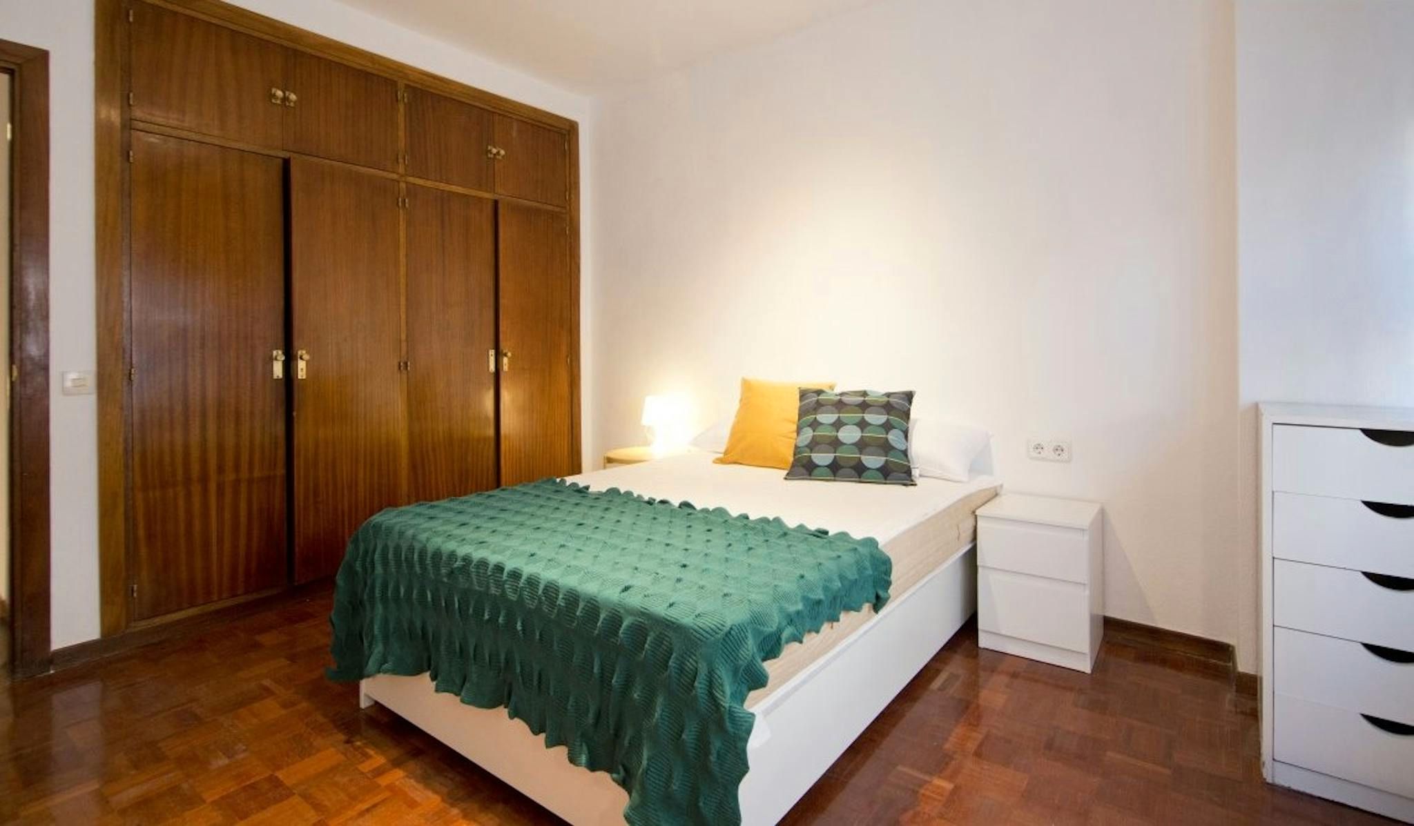 Bedroom of Flat to share in  Madrid Capital  with Heating, Washing machine and Internet