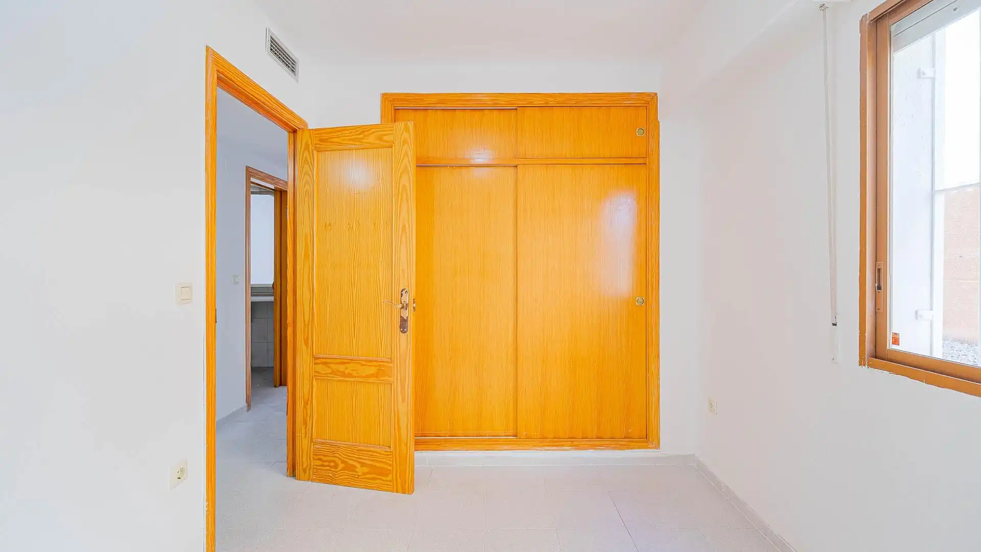 Wohnung zum Verkauf in Torrevieja mit Klimaanlage, Heizung und Privatgarten