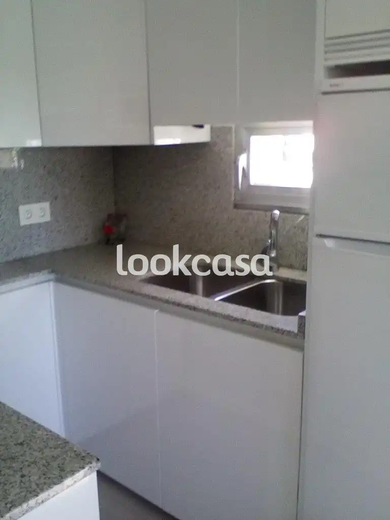 Küche von Wohnung zum Verkauf in Sanxenxo mit Privatgarten, Terrasse und Möbliert