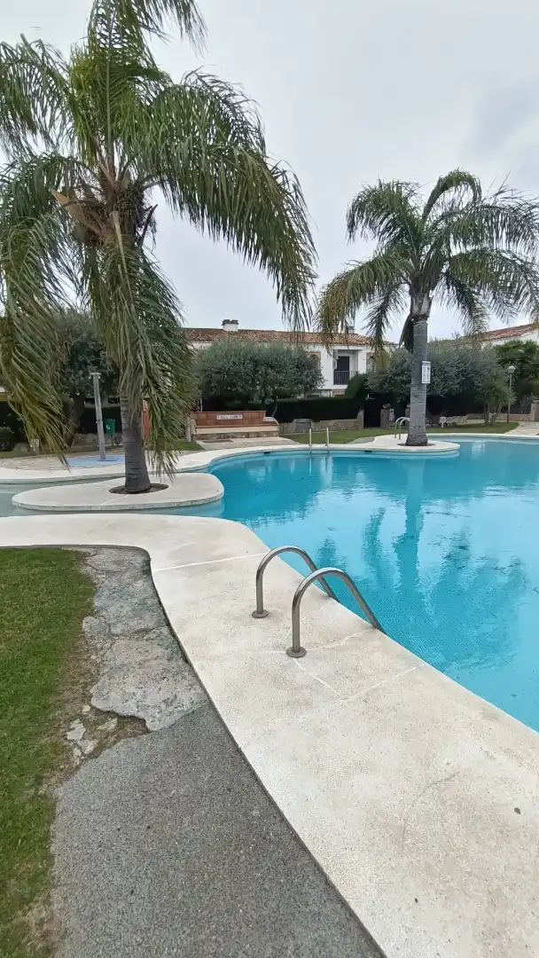Piscina de Casa adosada en venda en Cambrils amb Aire condicionat, Calefacció i Jardí privat