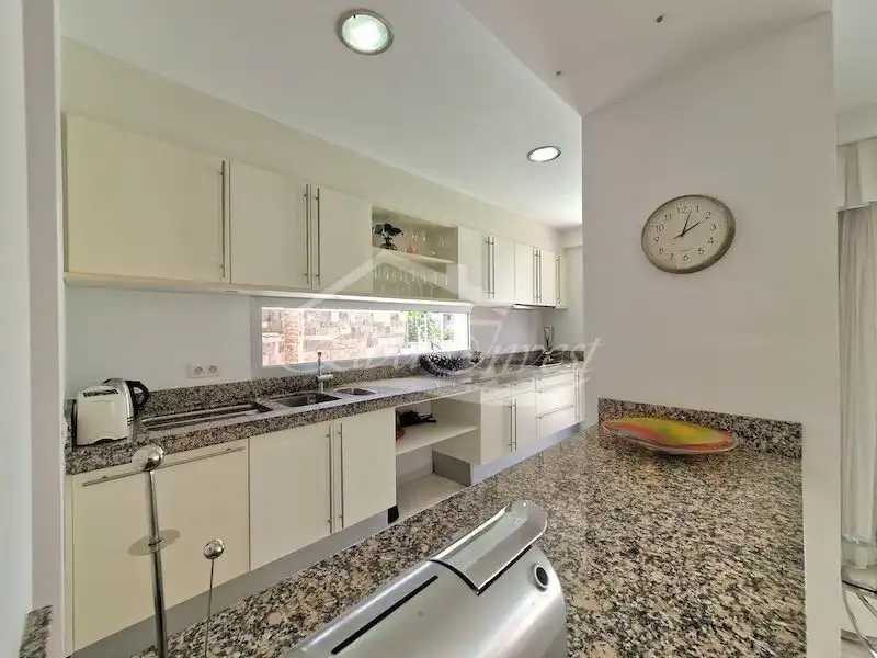 Cuina de Casa o xalet en venda en Adeje amb Aire condicionat, Jardí privat i Terrassa