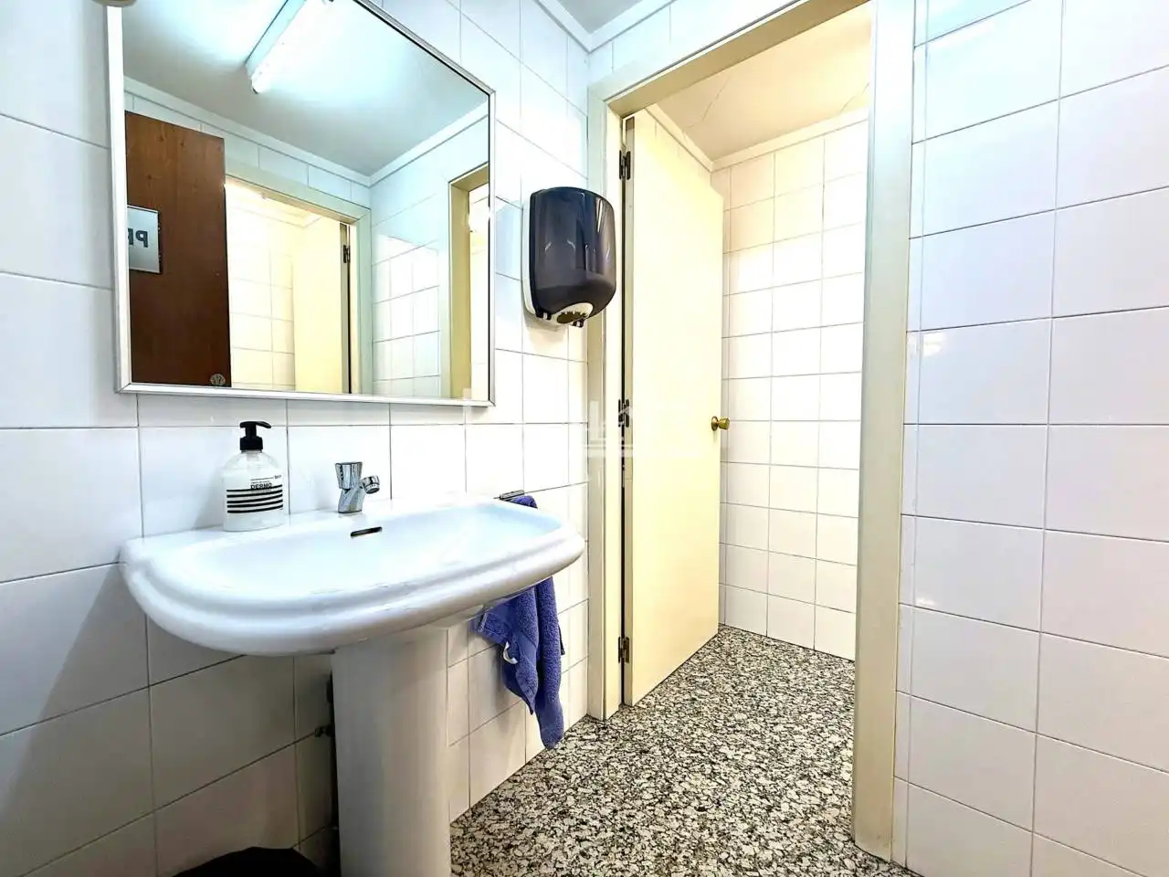 Badezimmer von Büro zur Miete in Vic mit Klimaanlage und Heizung