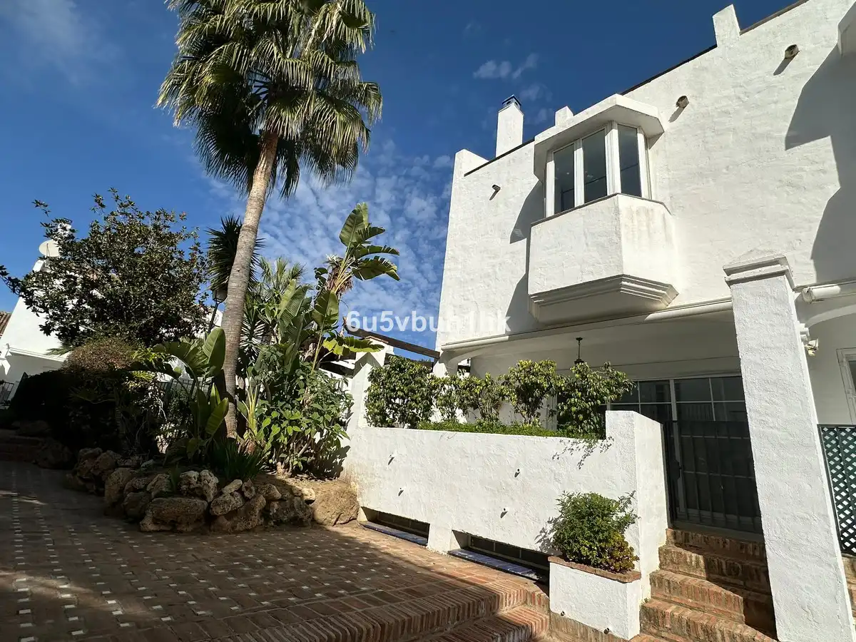 Vista exterior de Casa adosada de lloguer en Marbella amb Aire condicionat, Jardí privat i Piscina