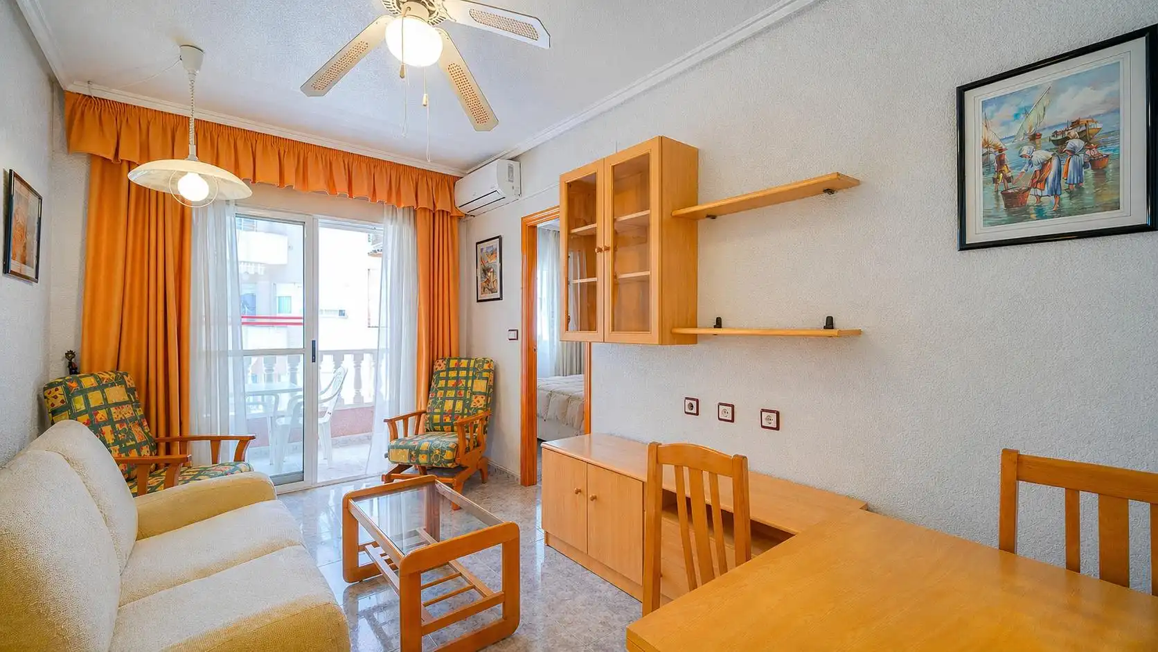 Sala de estar de Apartamento en venta en Torrevieja con Aire acondicionado, Terraza y Amueblado
