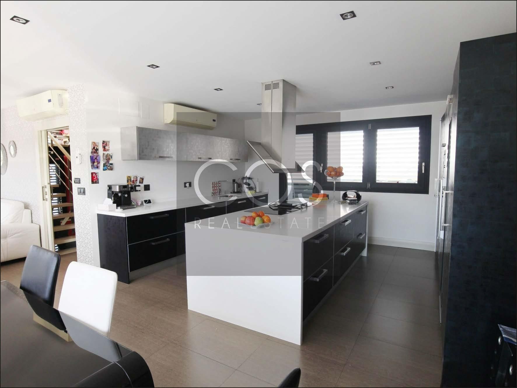 Cuina de Casa adosada en venda en  Jaén Capital amb Terrassa i Balcó