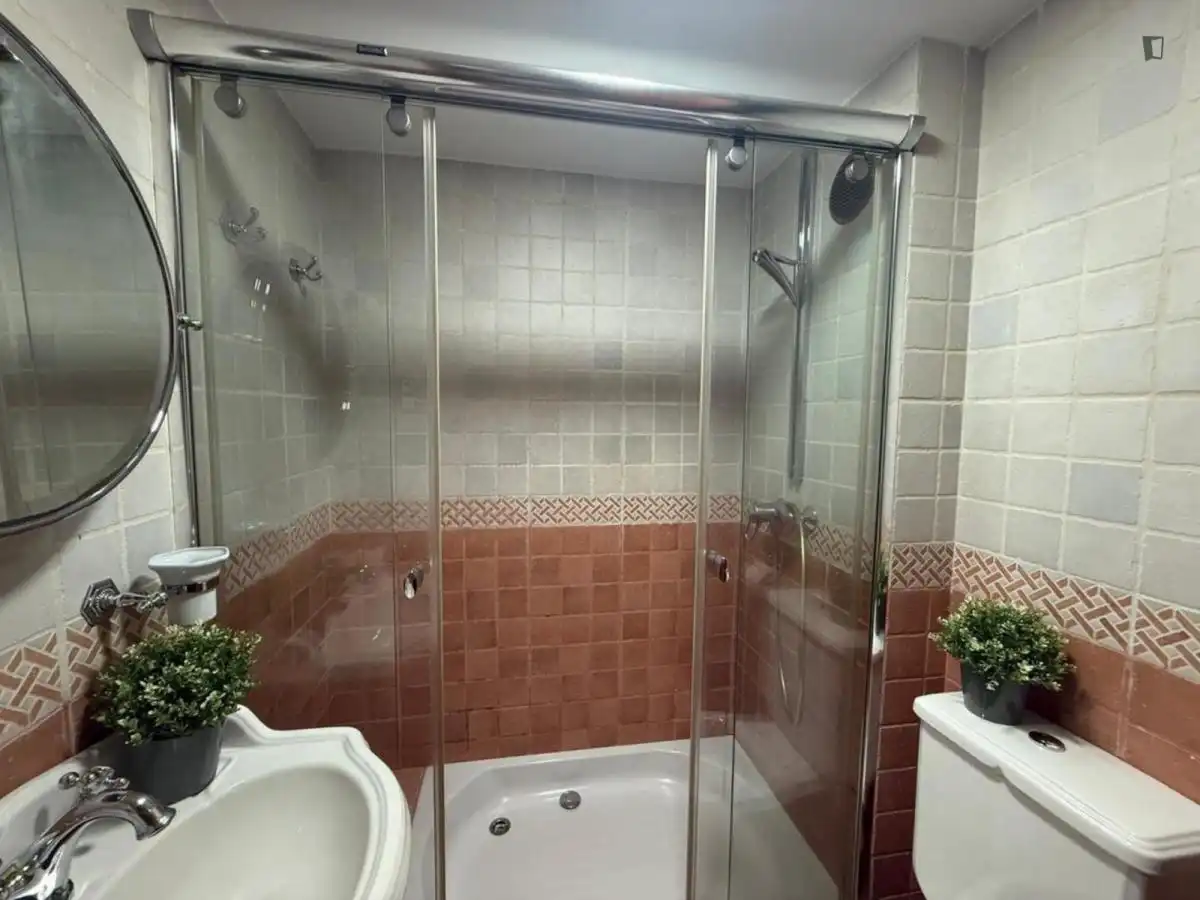 Bany de Apartament per a compartir en Fuenlabrada amb Aire condicionat, Moblat i Forn