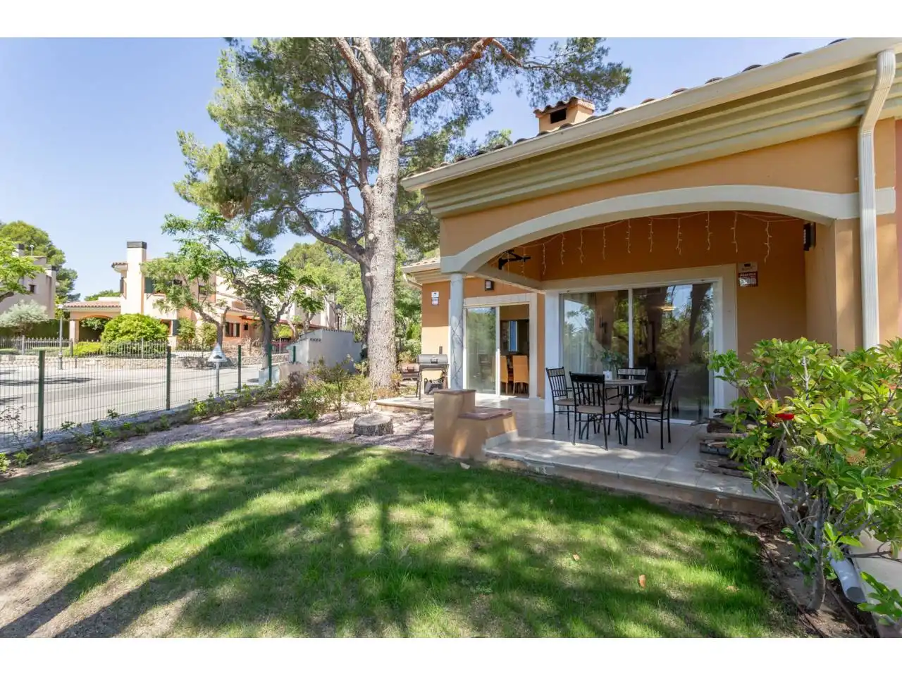 Vista exterior de Casa o chalet en venta en Mont-roig del Camp con Aire acondicionado, Calefacción y Jardín privado