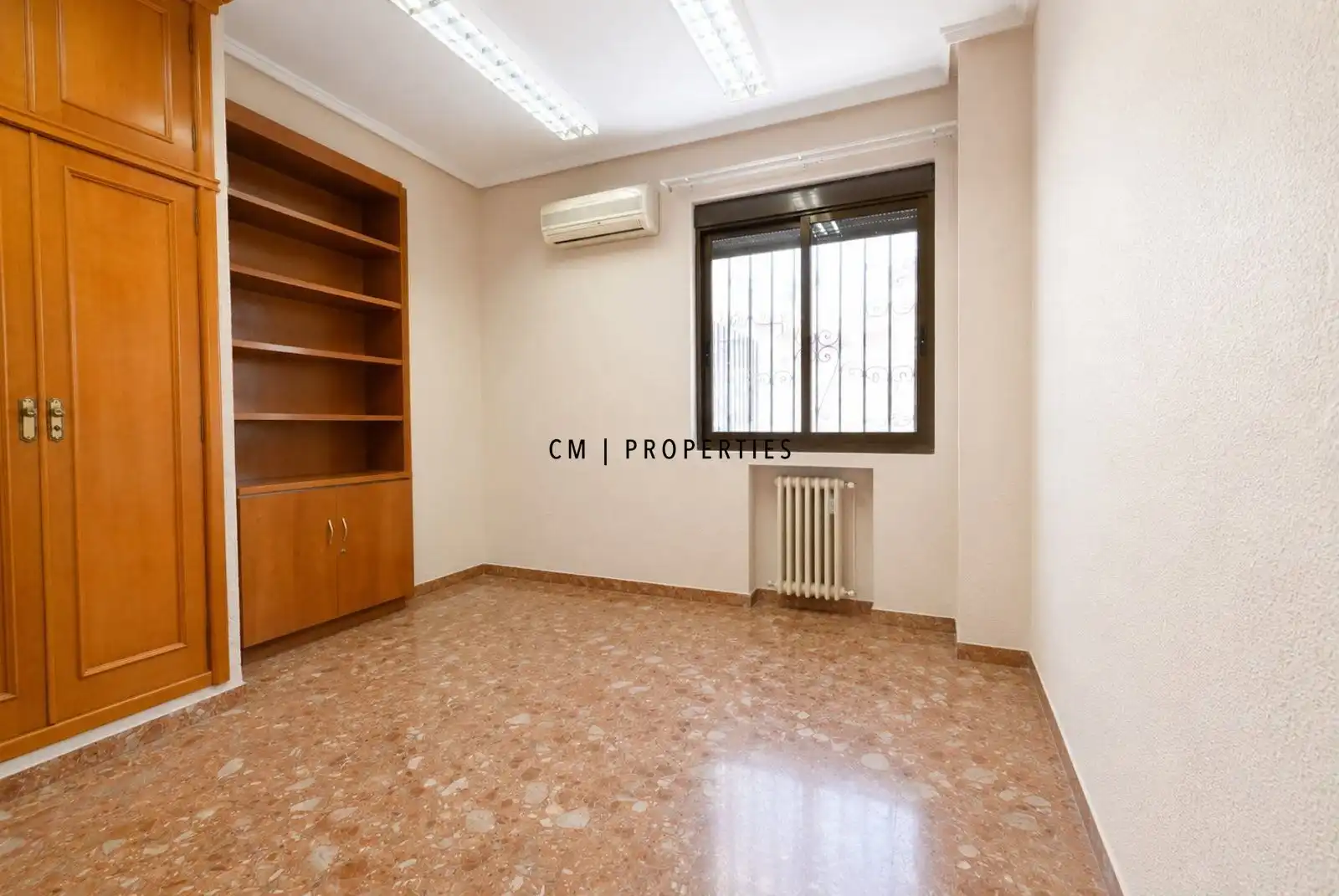 Büro zur Miete in Valencia mit Klimaanlage, Heizung und Terrasse