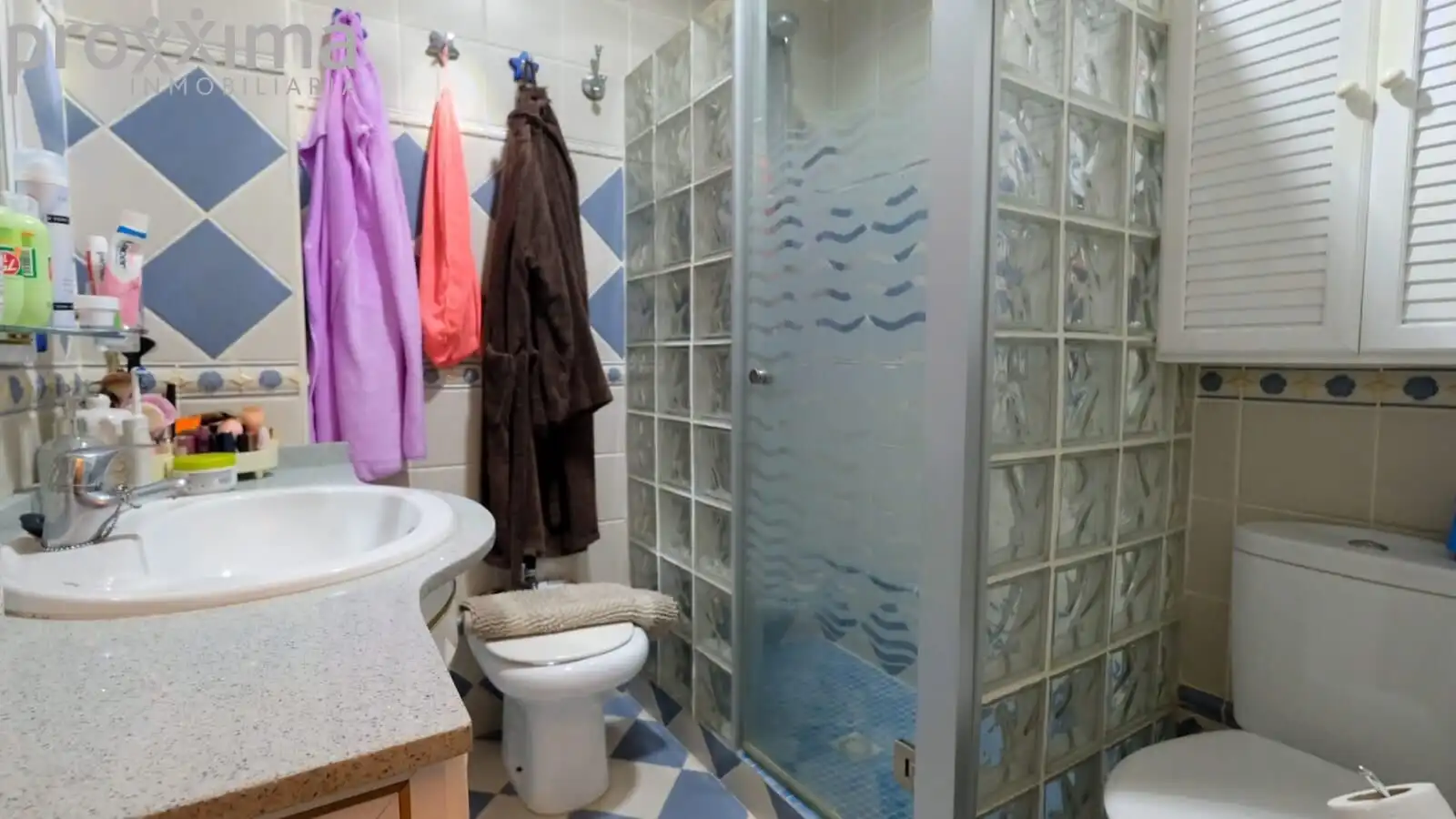 Bathroom of Houses for sale in Sevilla  with Air Conditioner, Terrace and Storage room
