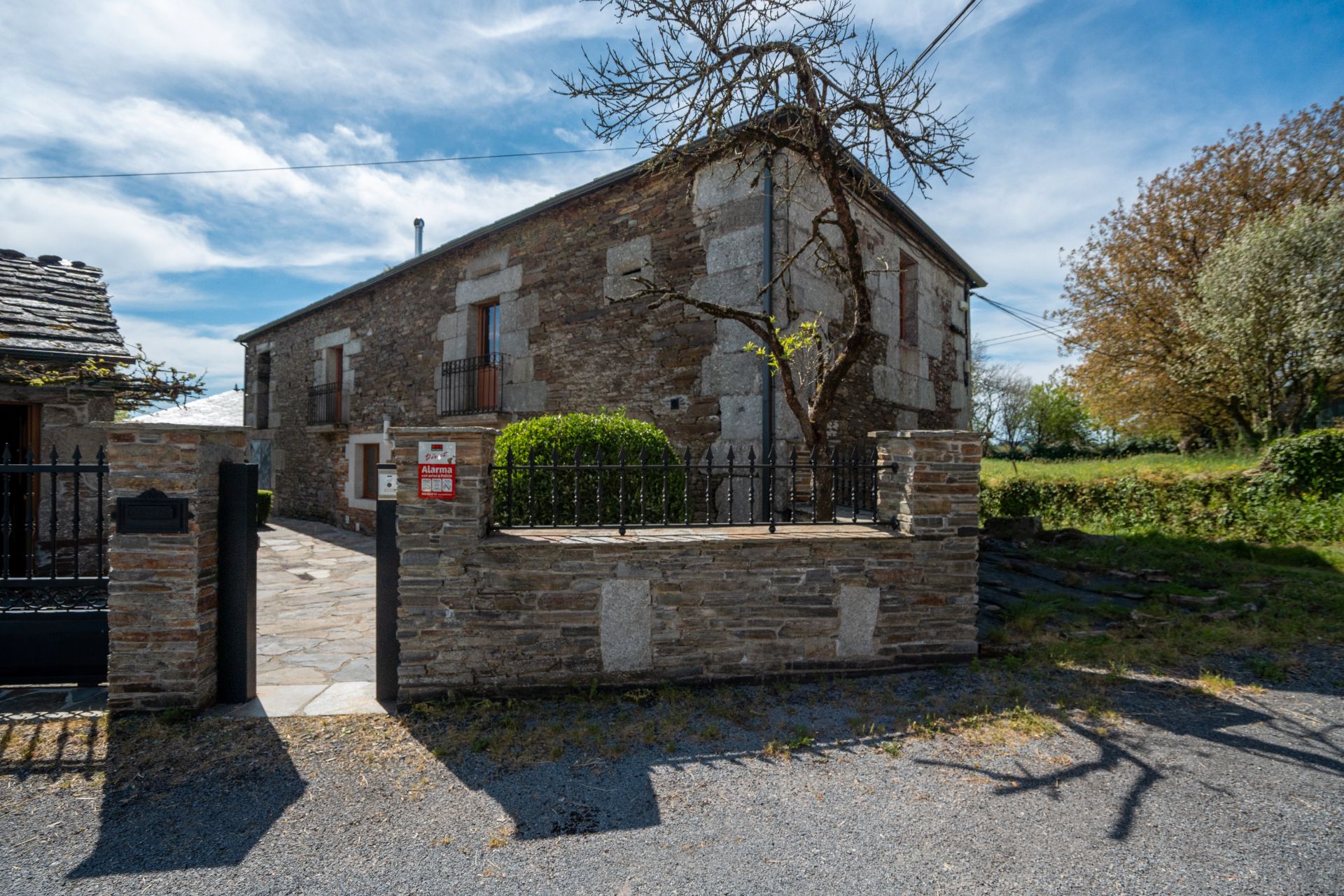 Vista exterior de Casa o xalet en venda en Lugo Capital amb Jardí privat i Moblat