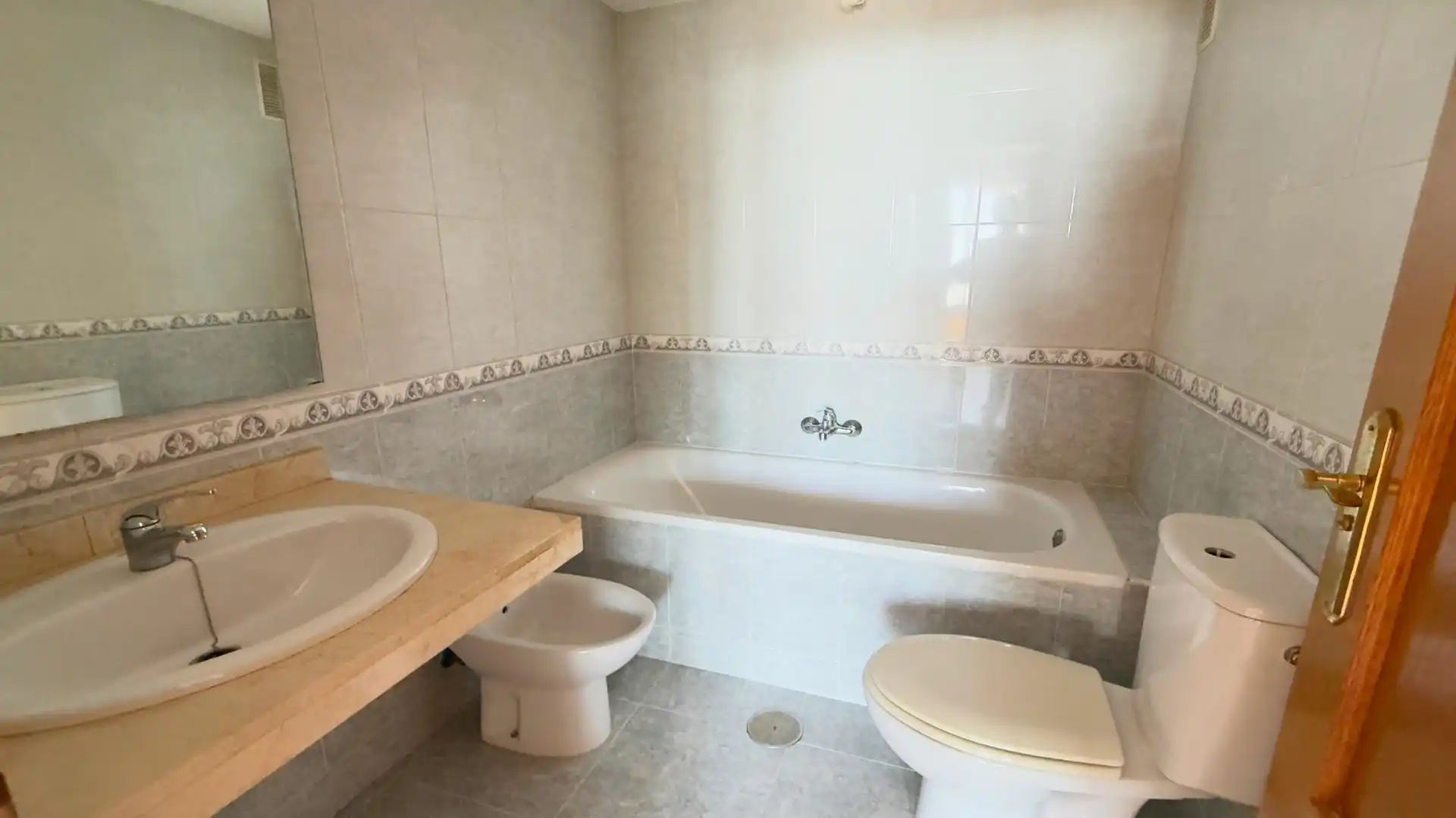 Baño de Piso en venta en Benidorm con Aire acondicionado, Jardín privado y Terraza