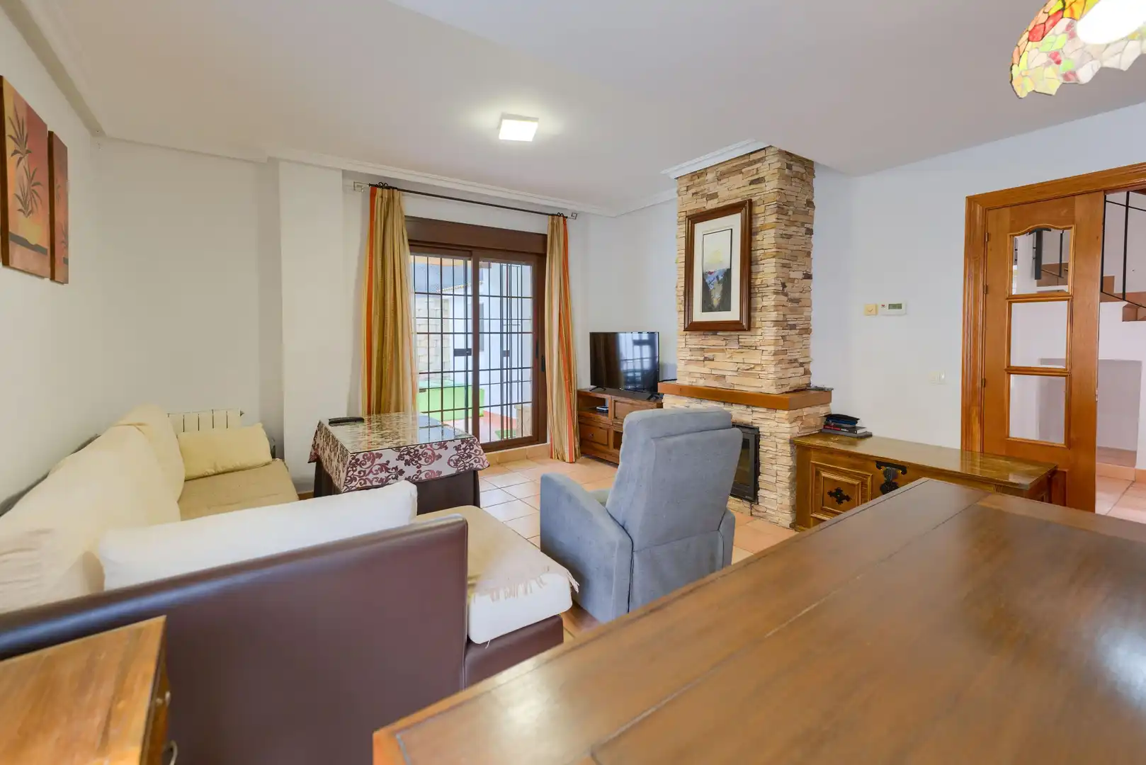 Sala d'estar de Casa adosada en venda en Espartinas amb Jardí privat, Terrassa i Piscina comunitària