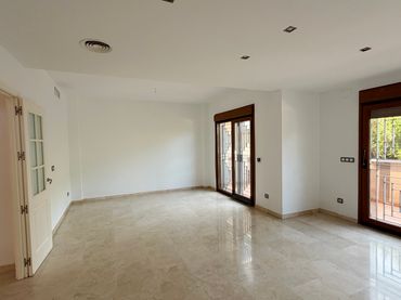 Casa aparellada amb balcó en venda a Este