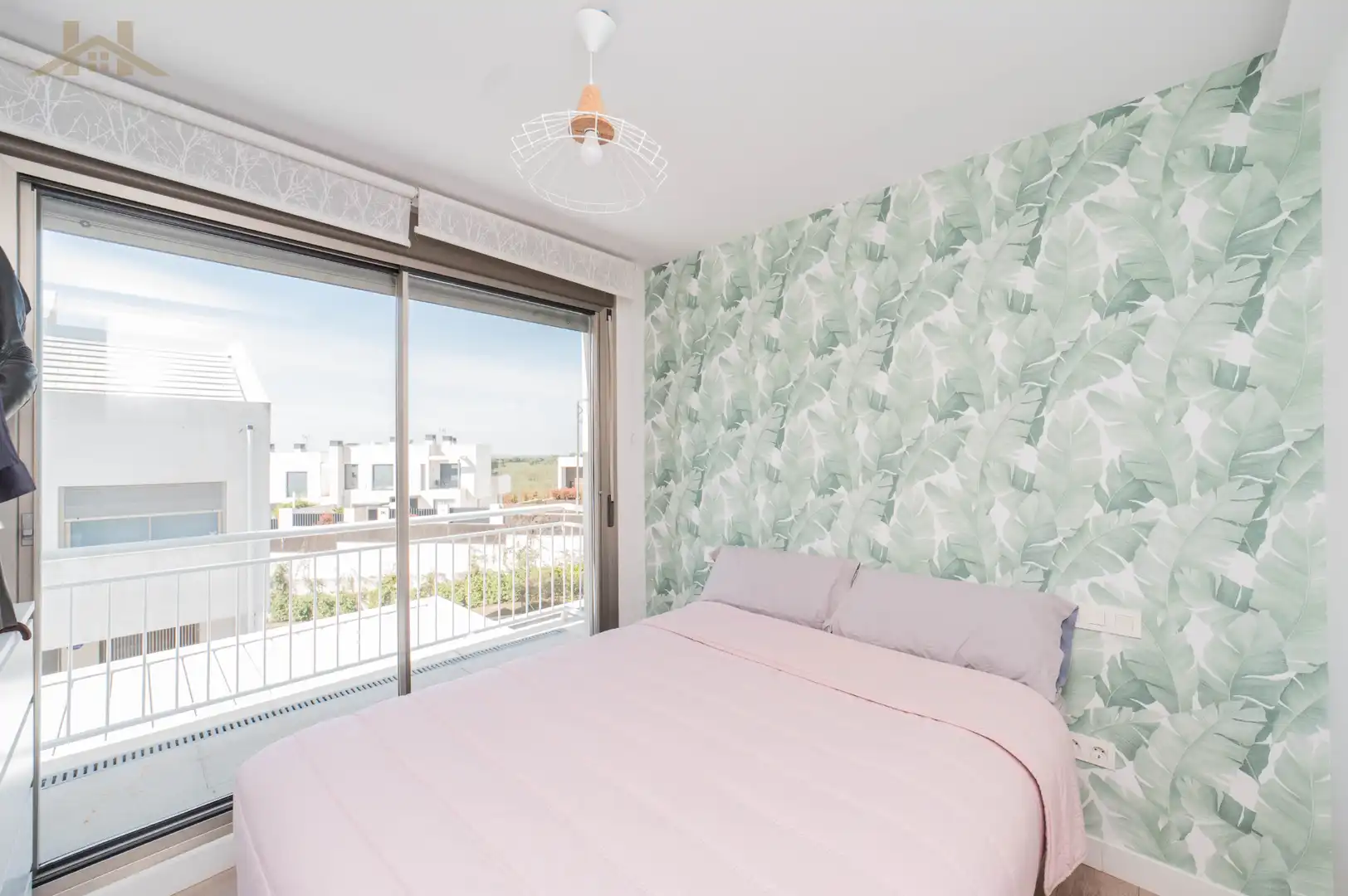Habitación de Casa adosada en venta en Villaviciosa de Odón con Aire acondicionado, Calefacción y Jardín privado
