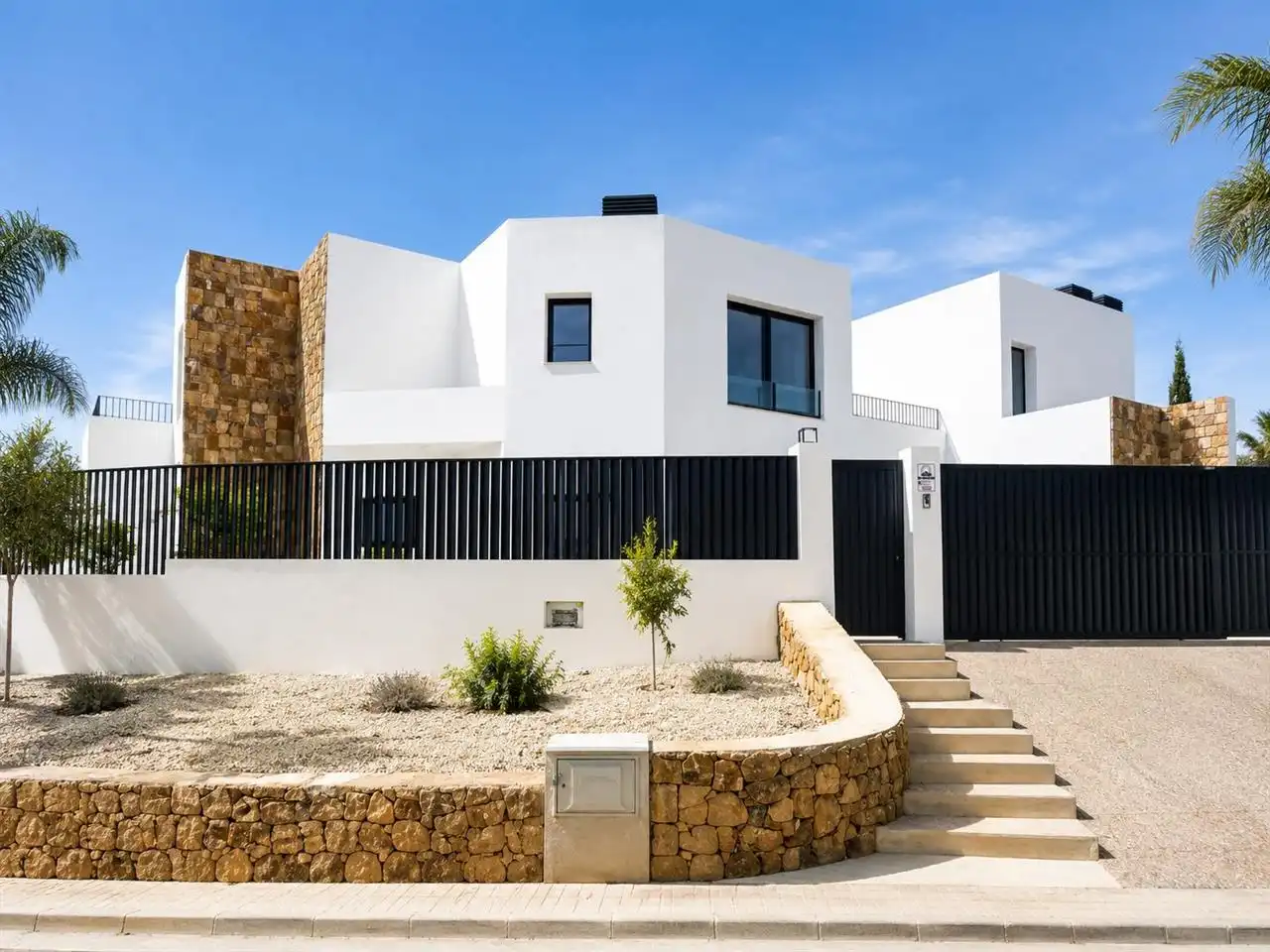 Vista exterior de Casa adosada en venda en L'Alfàs del Pi amb Aire condicionat, Jardí privat i Traster