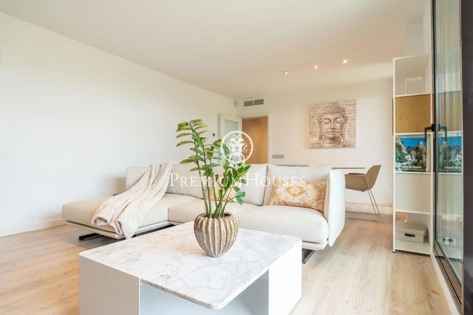 Wohnzimmer von Erdgeschoss zum Verkauf in Sitges mit Klimaanlage, Privatgarten und Parkett