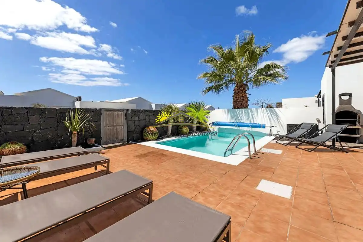 Vista exterior de Casa o chalet en venta en Yaiza con Aire acondicionado, Jardín privado y Piscina