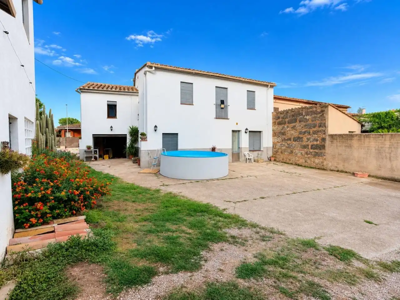 Vista exterior de Casa adosada en venda en Porqueres amb Jardí privat i Terrassa