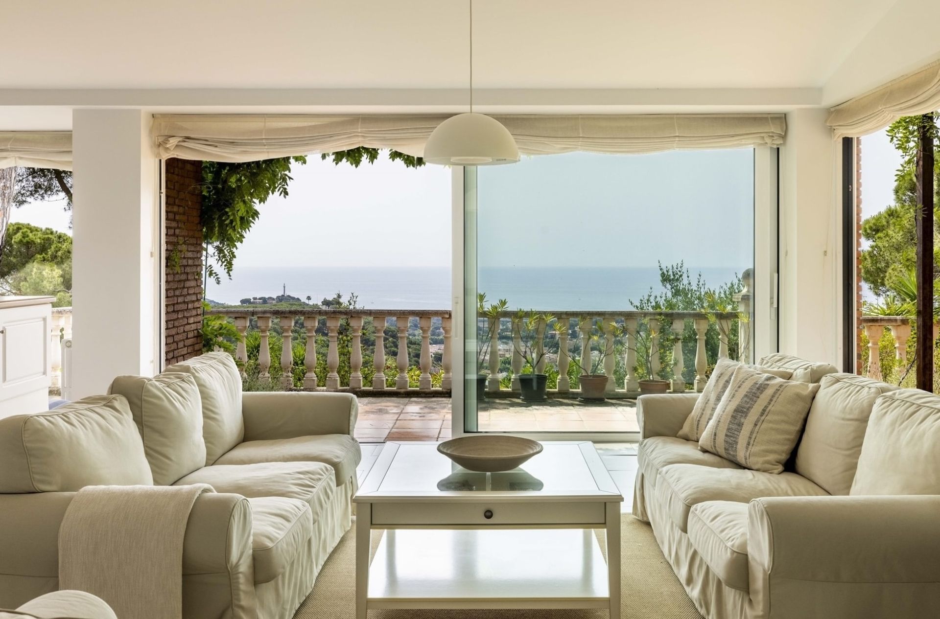 Sala d'estar de Casa o xalet en venda en Sant Andreu de Llavaneres amb Terrassa, Piscina i Balcó