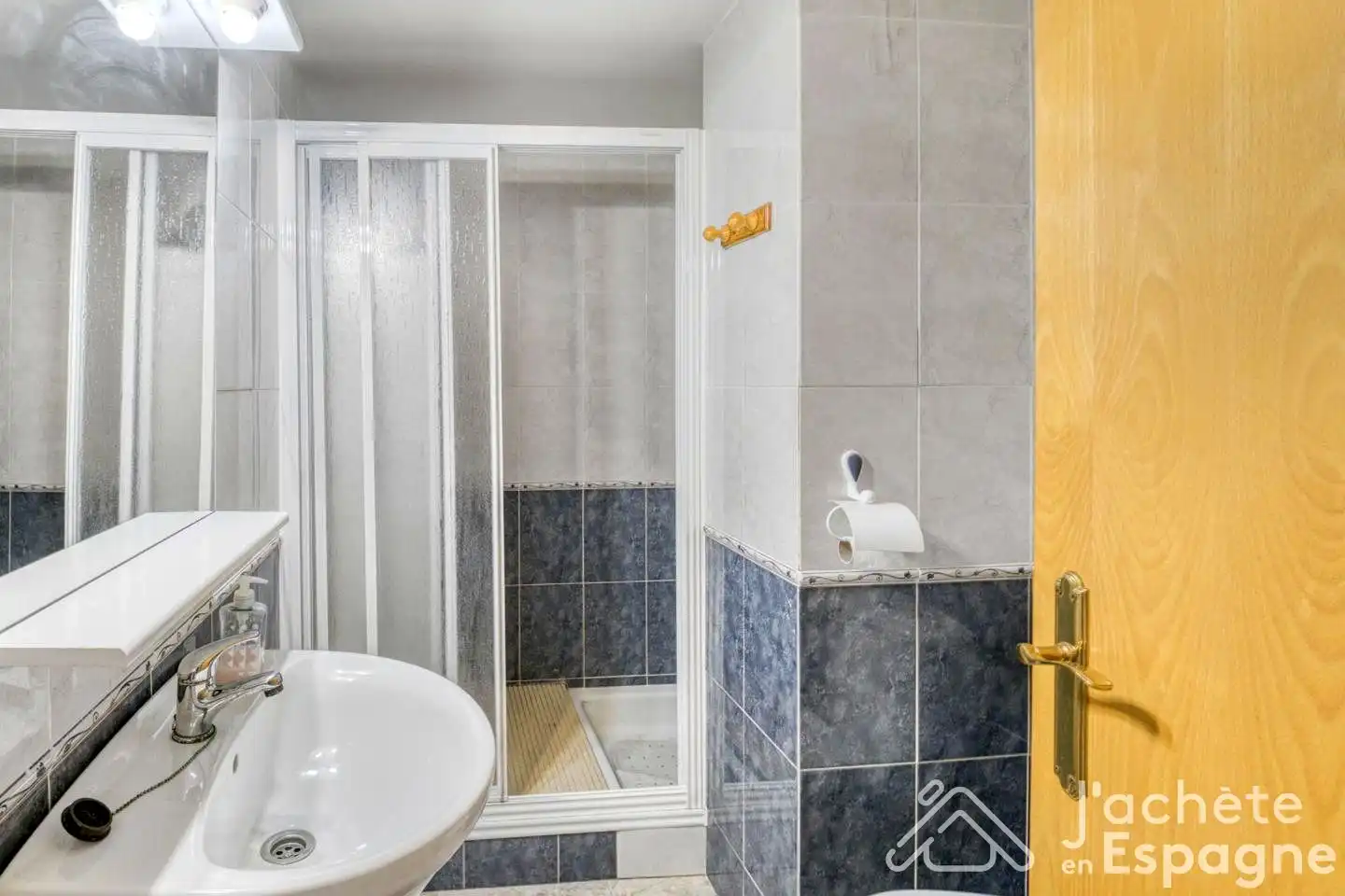 Baño de Ático en venta en Vandellòs i l'Hospitalet de l'Infant con Aire acondicionado, Terraza y Amueblado