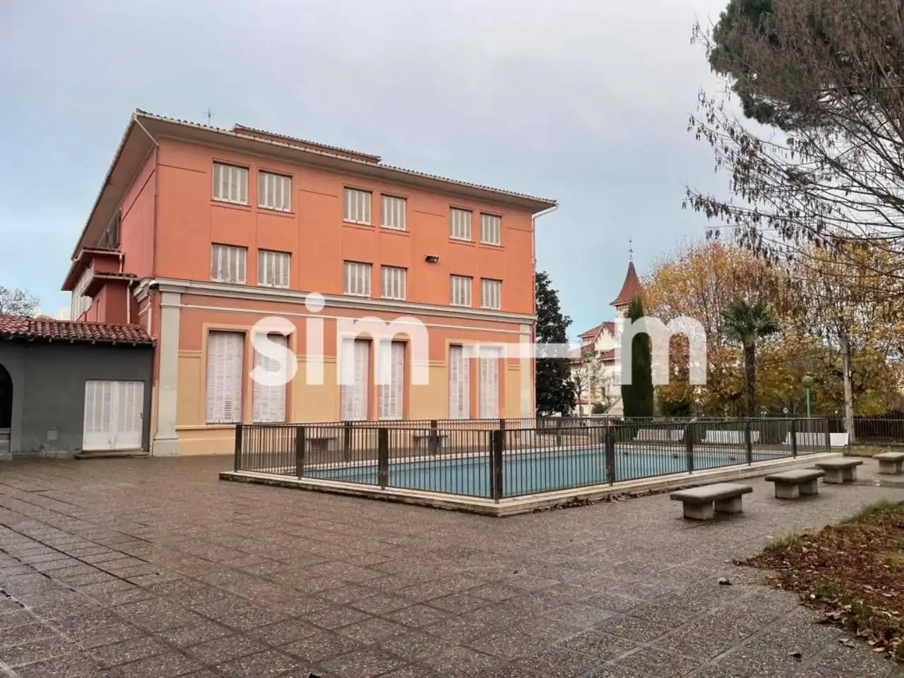 Außenansicht von Gebäude zum Verkauf in Tona