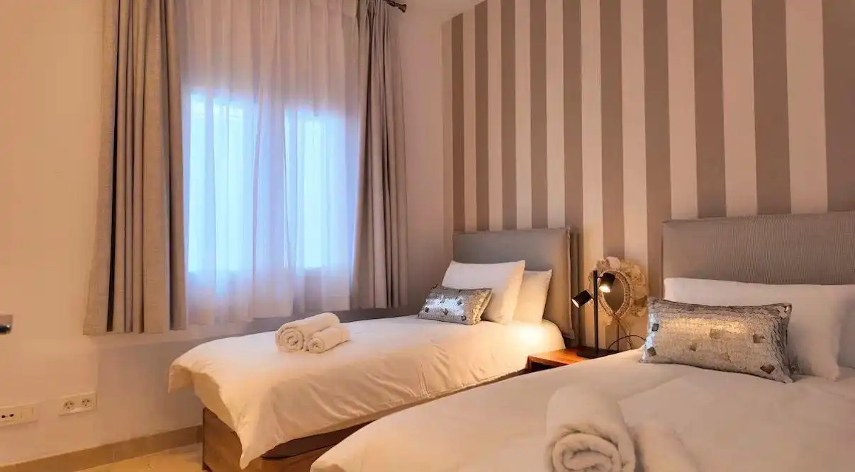 Schlafzimmer von Wohnungen zur Miete in Benahavís mit Klimaanlage, Privatgarten und Terrasse