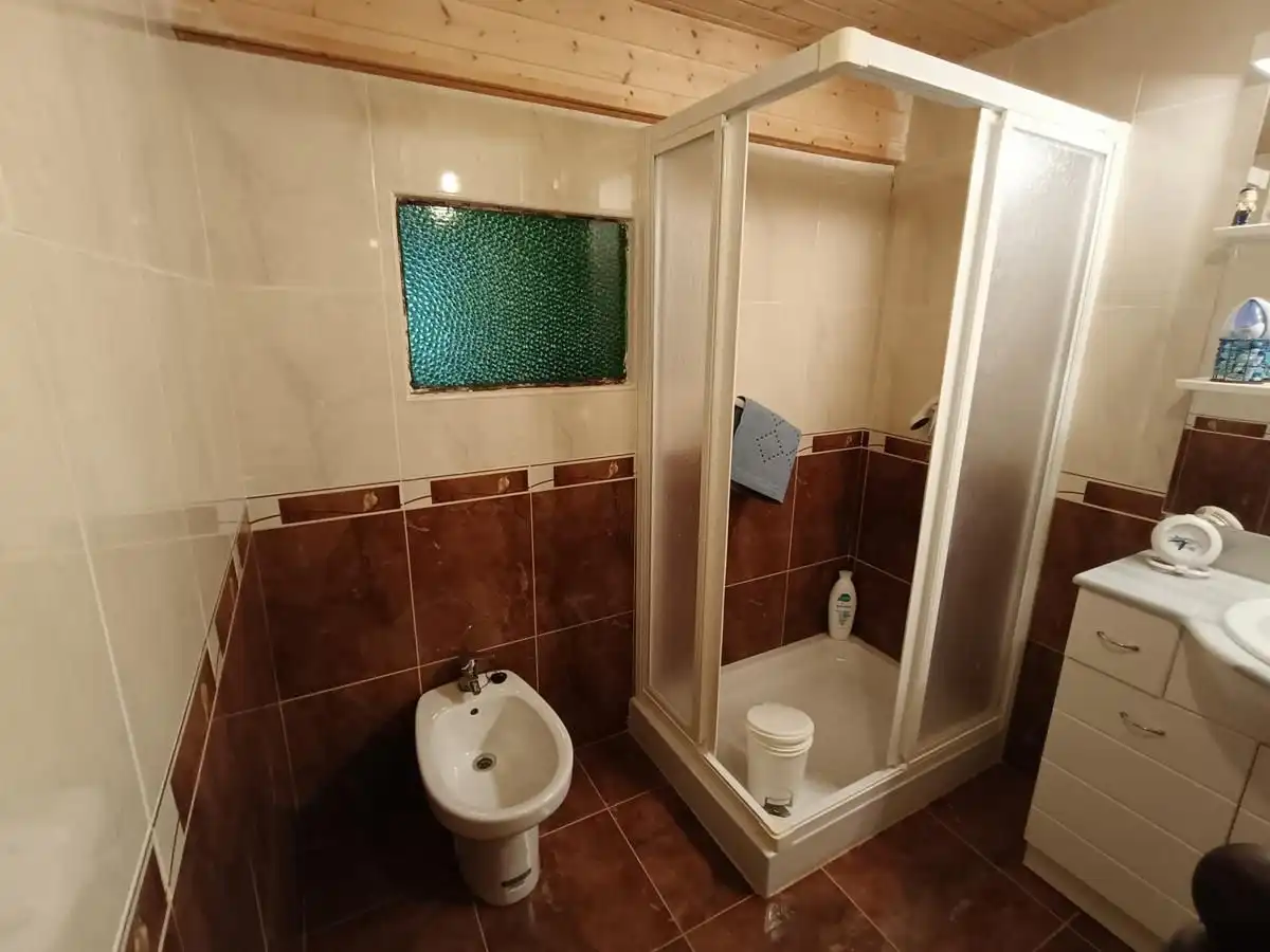Badezimmer von Einfamilien-Reihenhaus zum Verkauf in Peñamellera Alta mit Heizung, Privatgarten und Terrasse