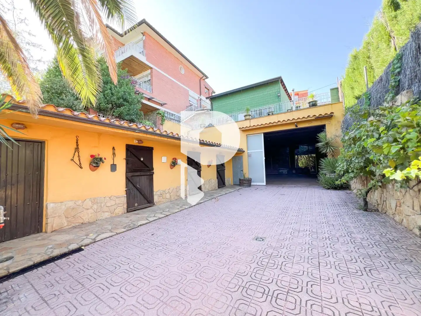 Vista exterior de Casa o xalet en venda en Vallirana amb Calefacció, Jardí privat i Terrassa