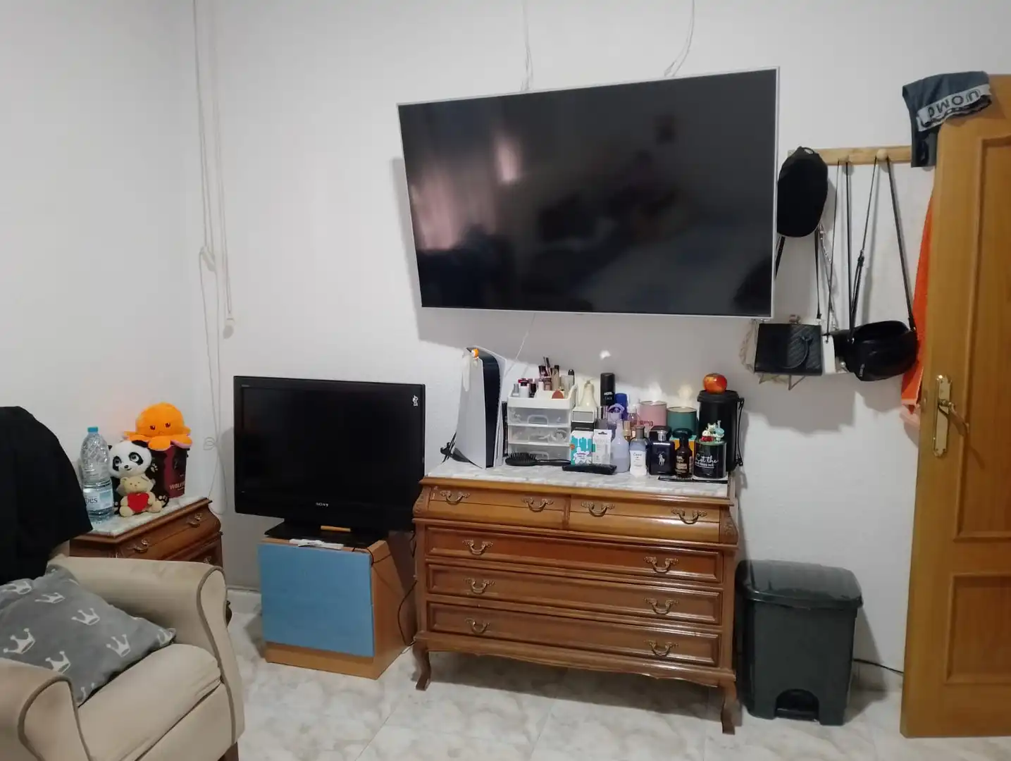 Sala d'estar de Casa o xalet en venda en Badalona amb Jardí privat, Moblat i Balcó