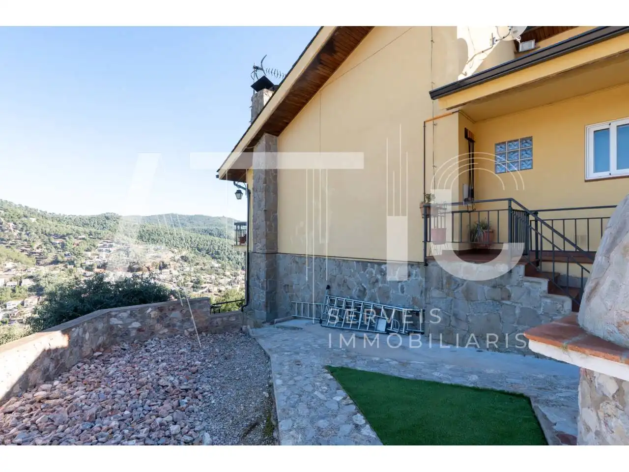 Vista exterior de Casa o xalet en venda en Castellar del Vallès amb Aire condicionat, Calefacció i Terrassa