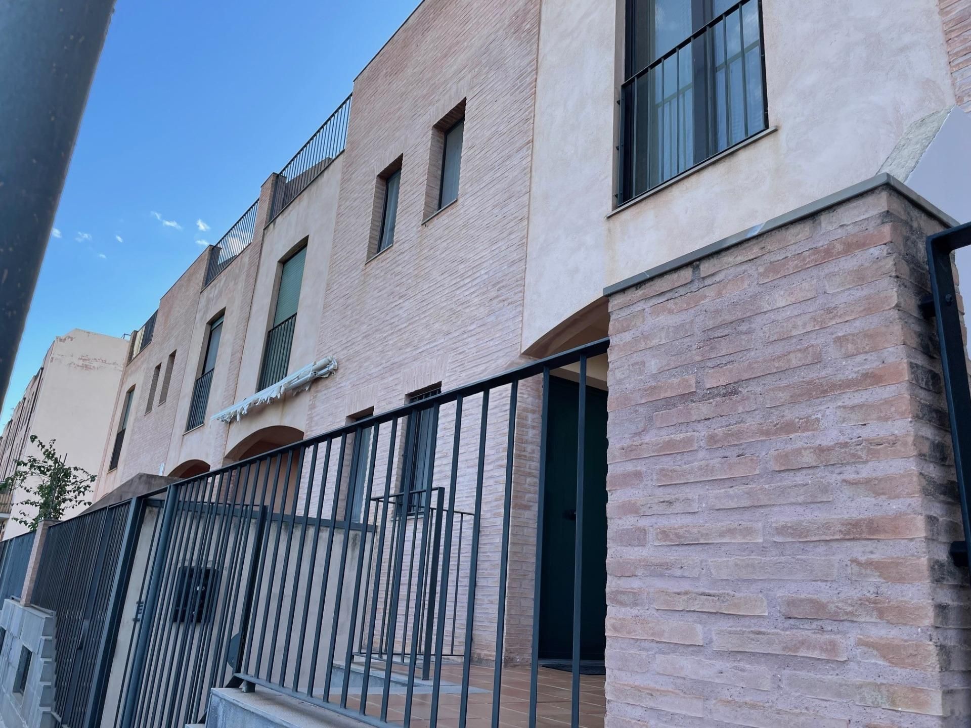 Vista exterior de Casa adosada en venda en Faura amb Terrassa