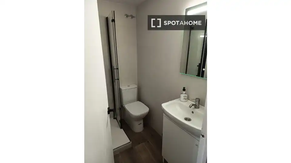 Bathroom of Flat for share in Mataró  with Air Conditioner, Terrace and Furnished