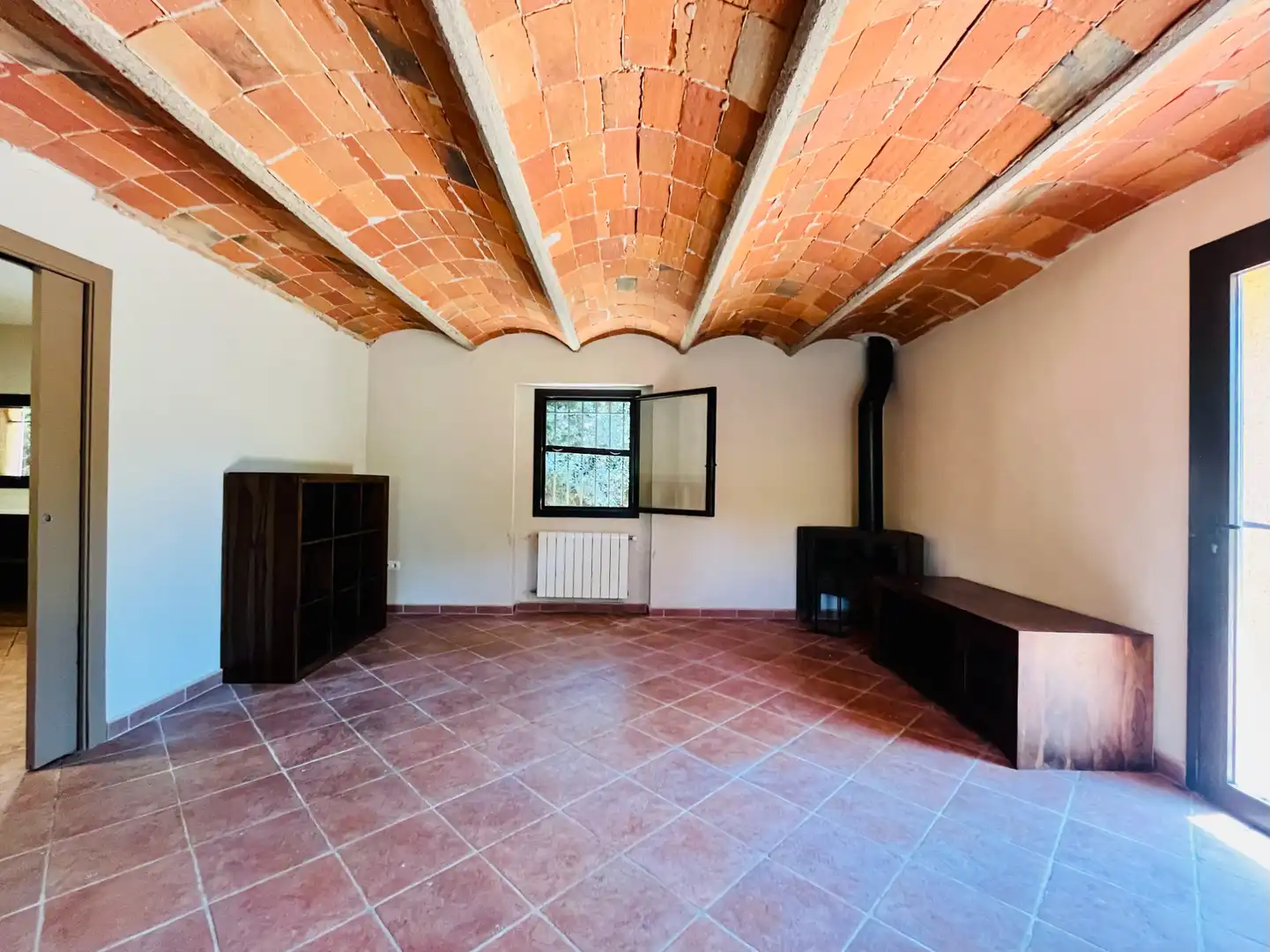 Wohnzimmer von Country house zur Miete in Fornells de la Selva mit Heizung, Privatgarten und Ofen