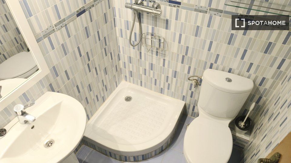 Baño de Piso de alquiler en  Madrid Capital con Aire acondicionado, Calefacción y Amueblado