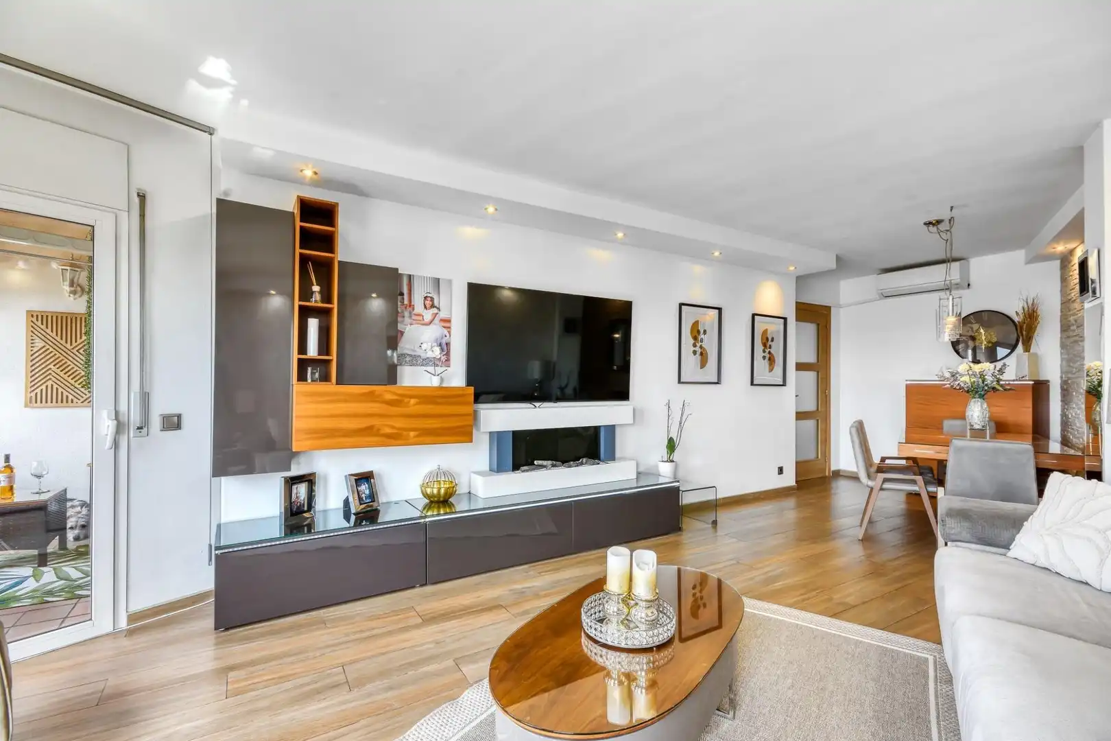 Living room of Flat for sale in Figueres  with Terrace, Oven and Microwave