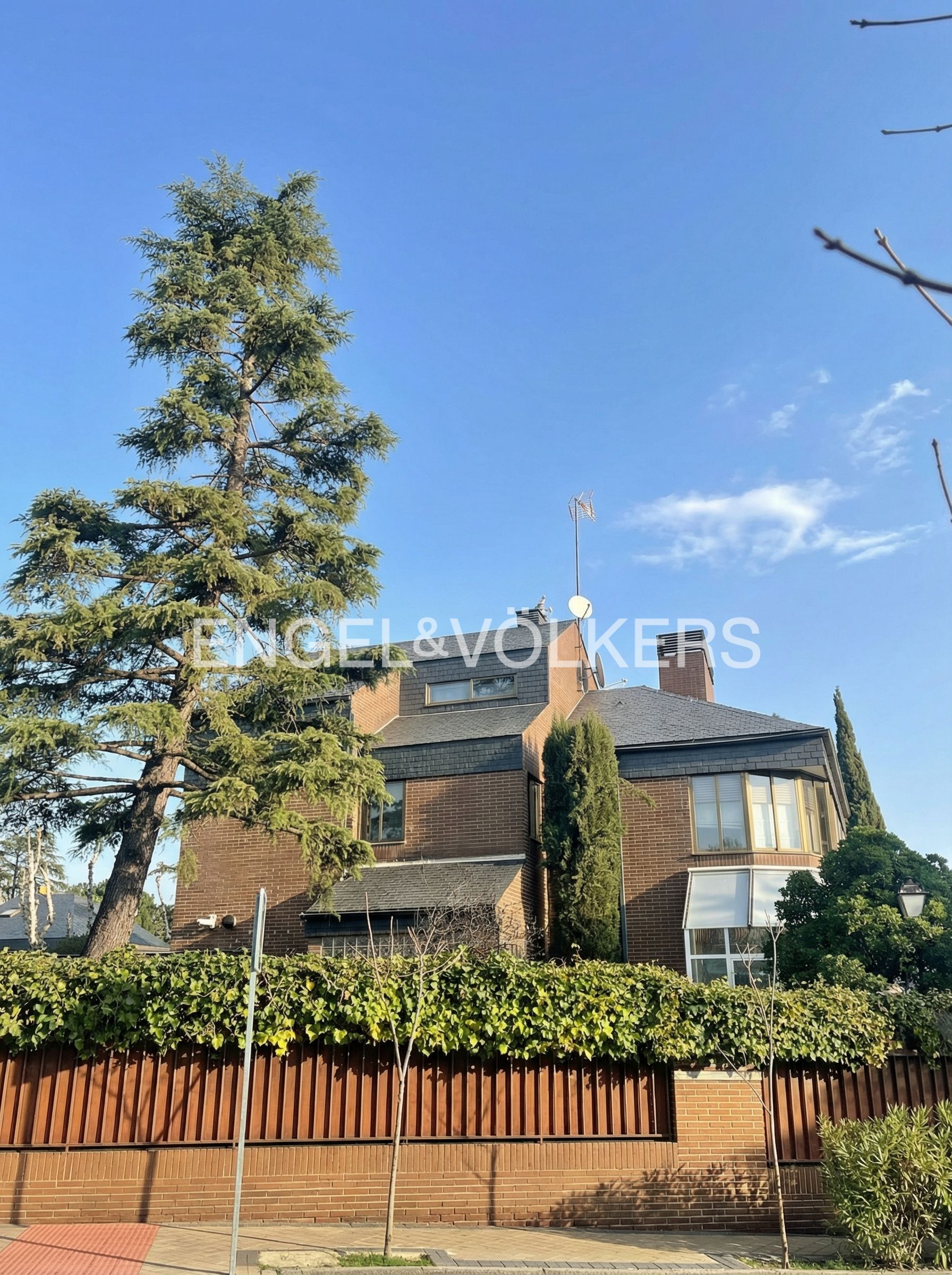 Vista exterior de Casa o xalet en venda en Pozuelo de Alarcón amb Calefacció, Jardí privat i Terrassa