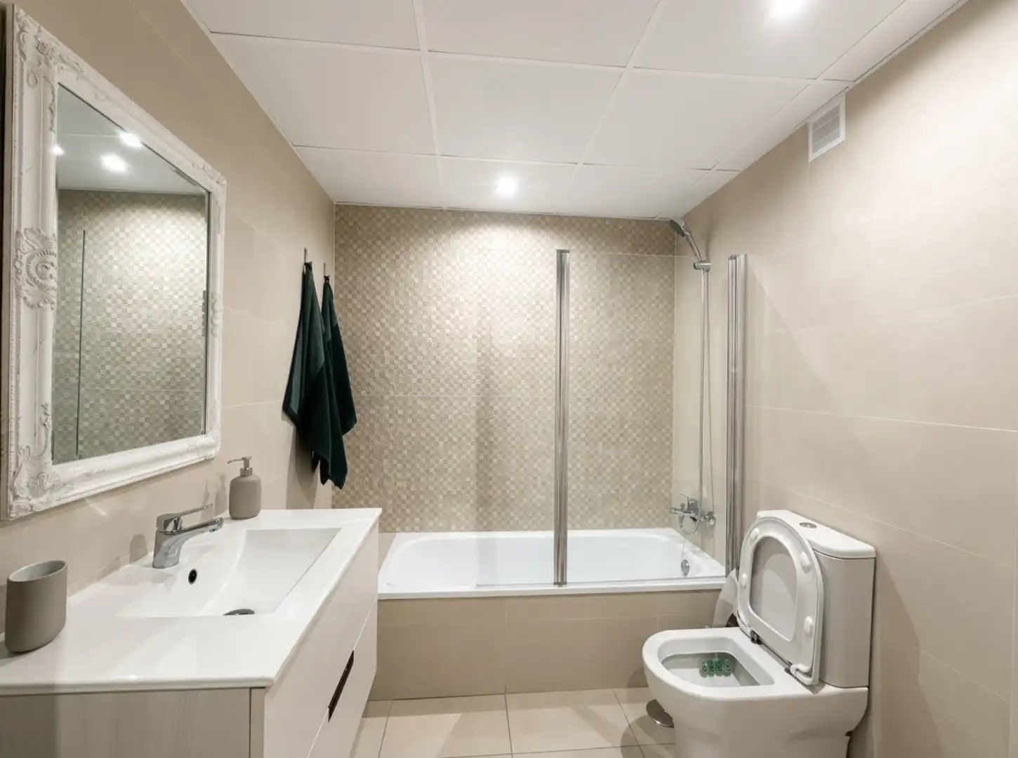 Bany de Apartament en venda en Marbella amb Aire condicionat, Terrassa i Piscina
