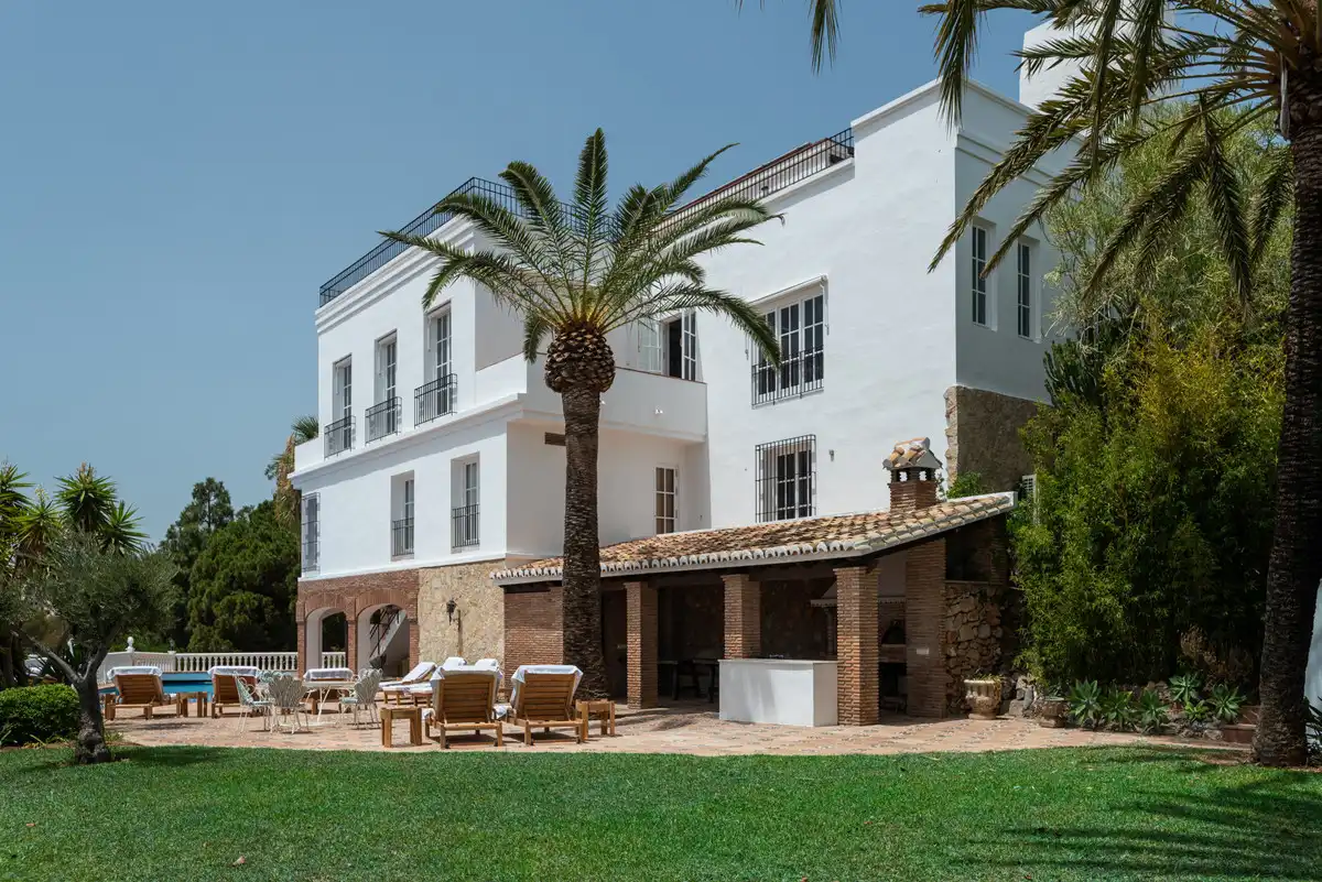 Vista exterior de Edificio en venta en Fuengirola con Alarma