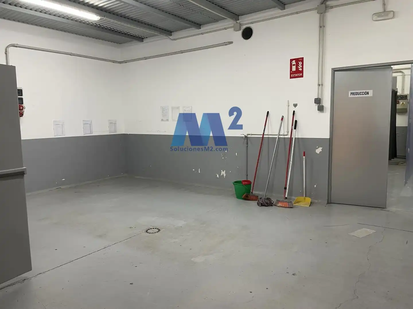 Parkplatz von Fabrikhallen zur Miete in San Fernando de Henares
