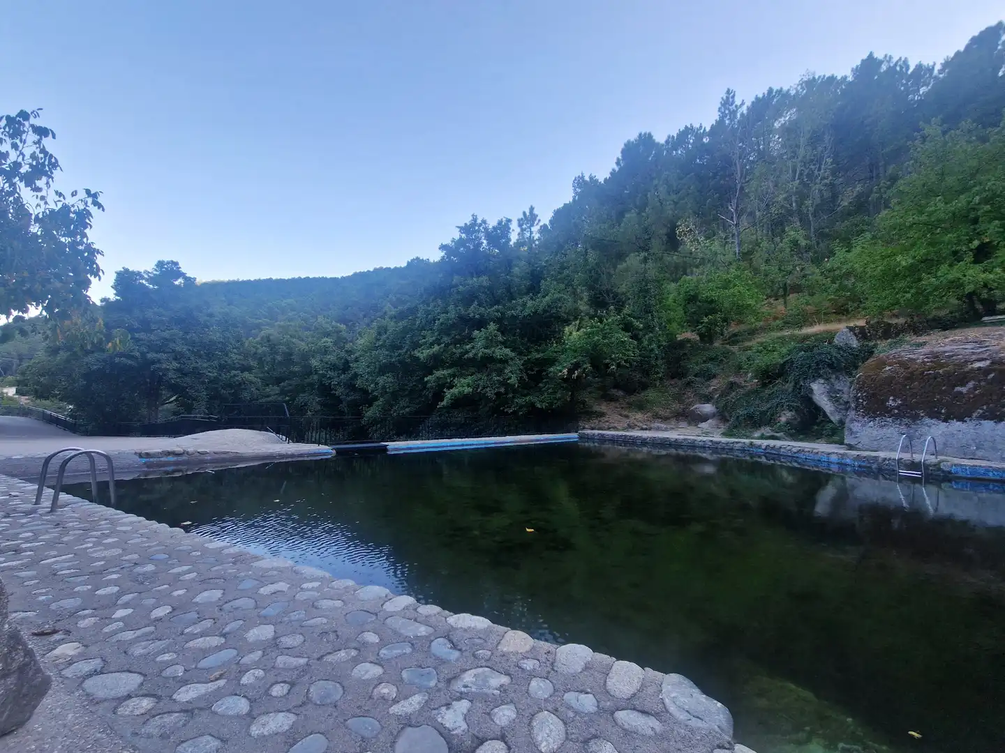 Piscina de Finca rústica en venda en El Hornillo  amb Aire condicionat, Calefacció i Moblat