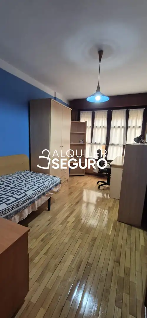 Schlafzimmer von Wohnung zur Miete in Oviedo  mit Heizung, Terrasse und Möbliert