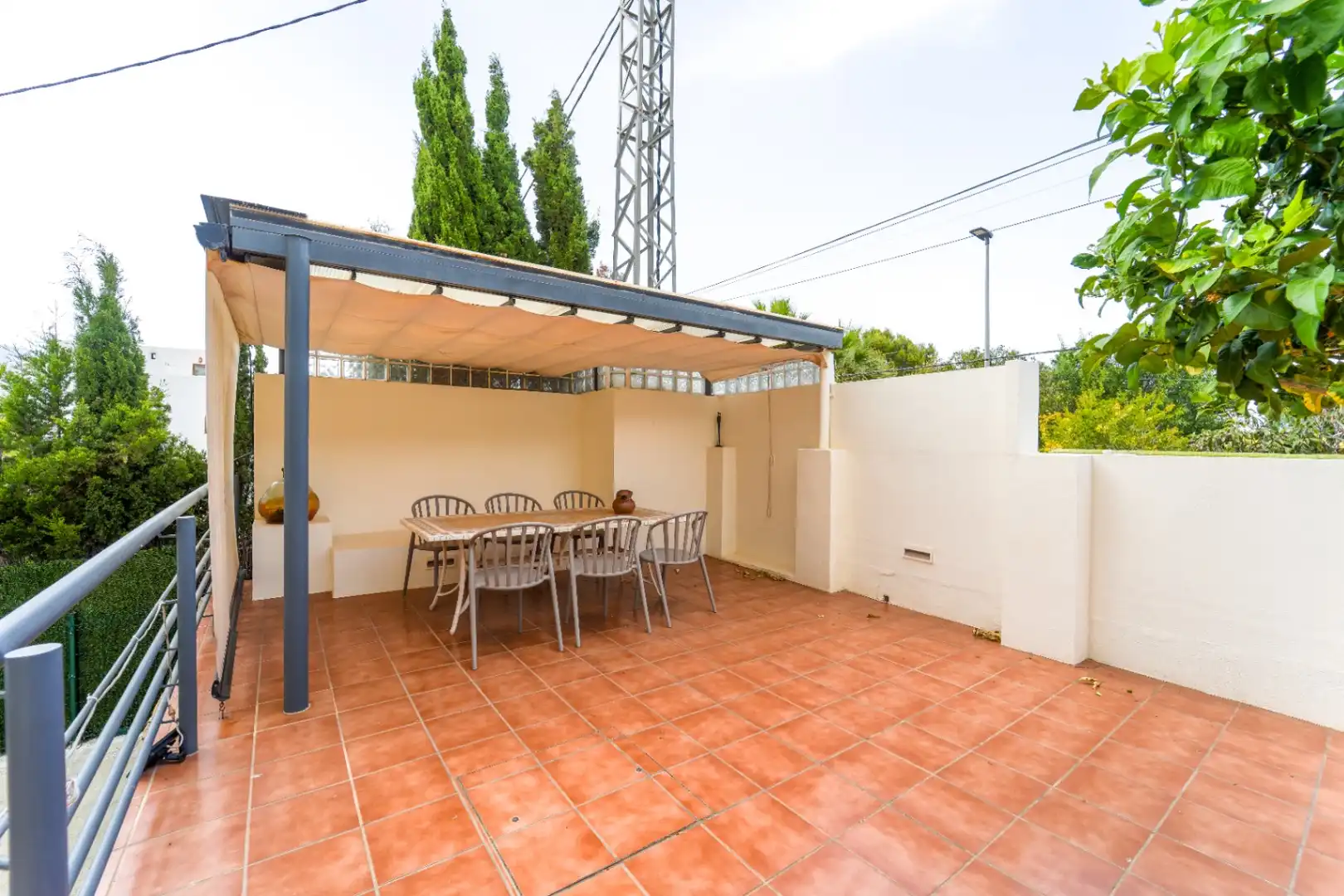 Terrasse von Einfamilien-Reihenhaus zum Verkauf in L'Alfàs del Pi mit Klimaanlage, Heizung und Privatgarten