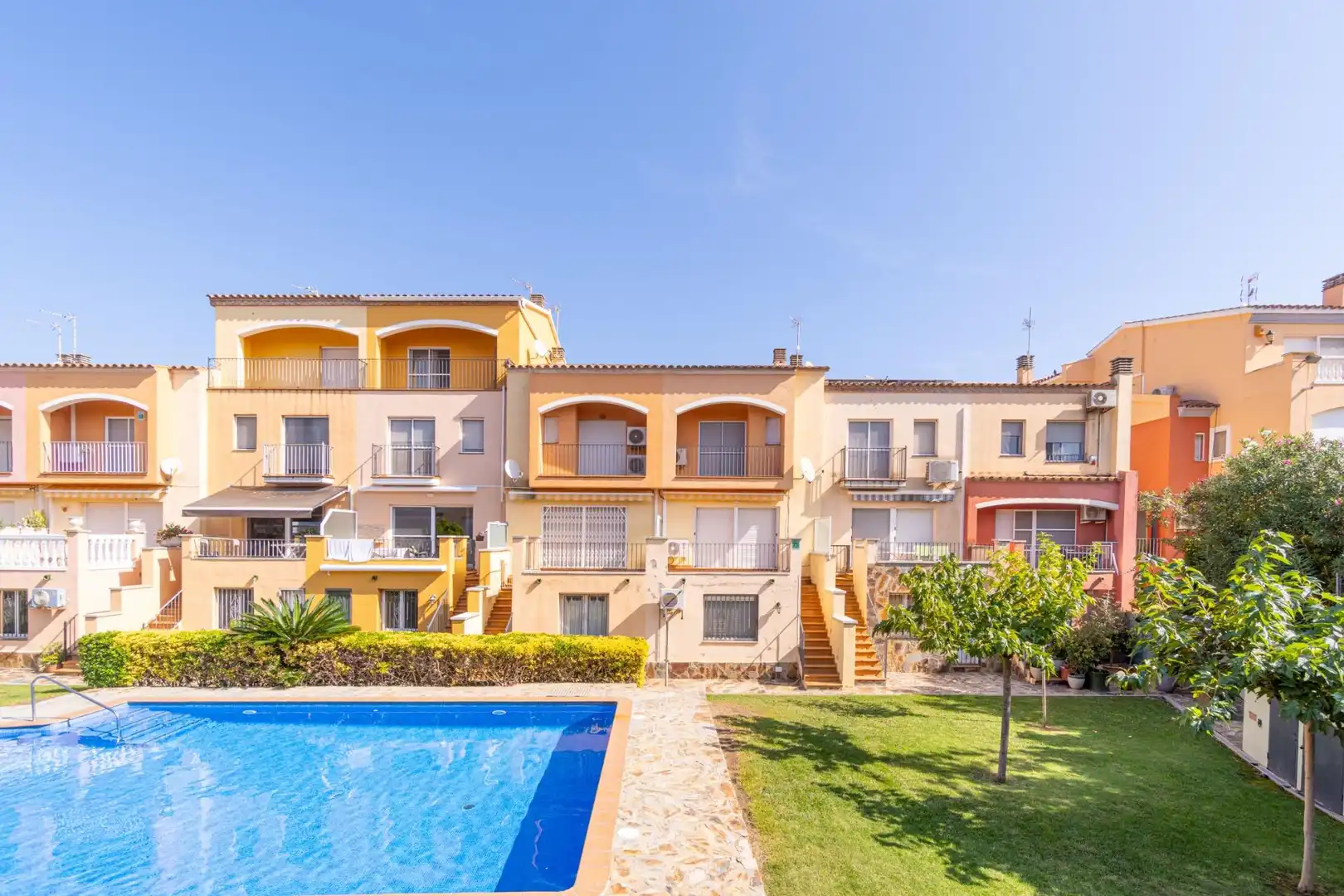 Außenansicht von Einfamilien-Reihenhaus zum Verkauf in Empuriabrava mit Heizung, Möbliert und Balkon