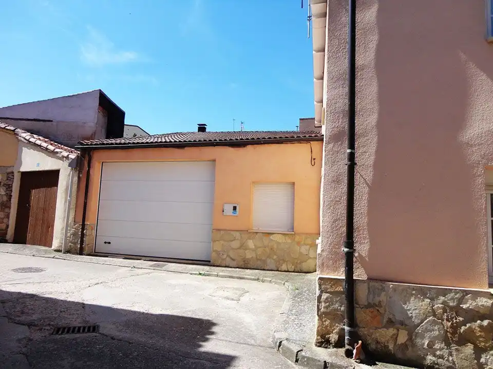 Aparcament de Casa adosada en venda en Espejón amb Jardí privat, Traster i Moblat