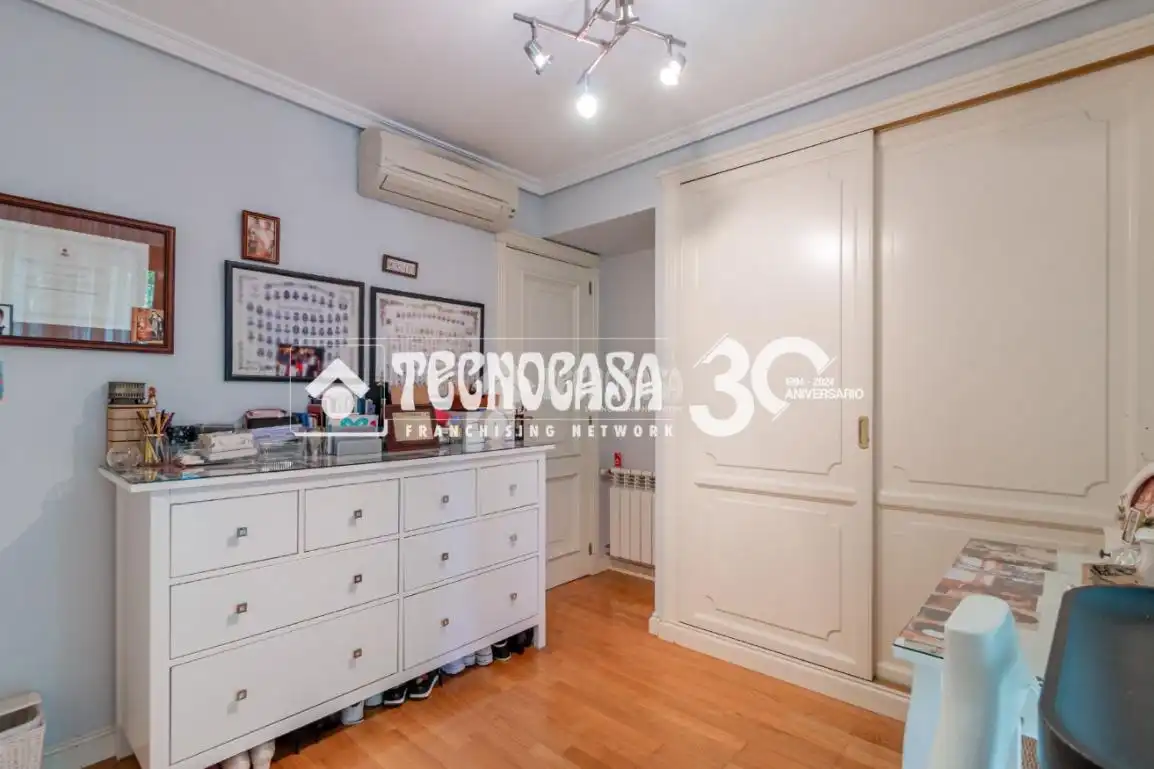 Dormitori de Casa adosada en venda en Madrid amb Aire condicionat, Calefacció i Terrassa