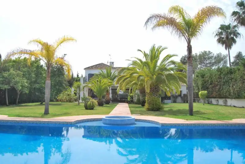 Casa con jardín en venta en San Pedro de Alcántara, imagen 3
