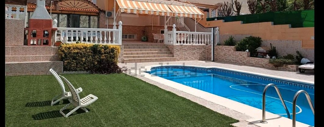 Swimming pool of Single-family semi-detached for sale in Badajoz Capital  with Air Conditioner, Heating and Private garden