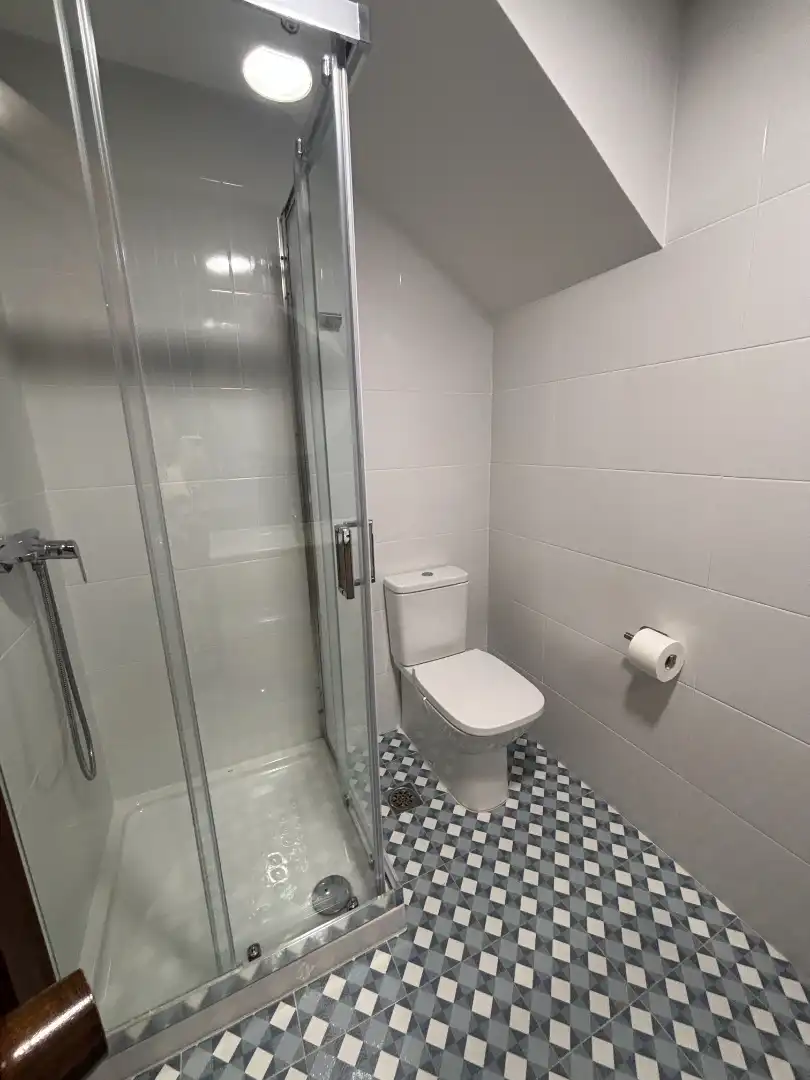 Badezimmer von Wohnung zur Miete in Vigo  mit Ofen