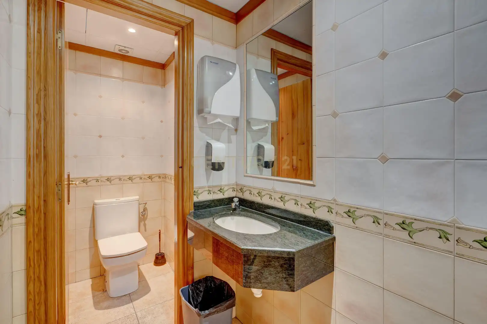 Badezimmer von Geschaftsraum zum Verkauf in Irun  mit Klimaanlage und Alarm