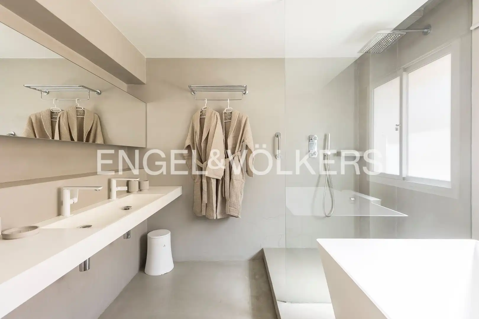 Badezimmer von Wohnung zur Miete in Barcelona mit Klimaanlage, Heizung und Parkett